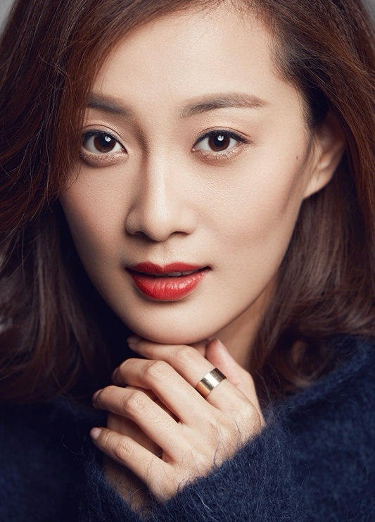 徐梵溪小露香肩性感图片 明眸与红唇尽显冷艳妩媚