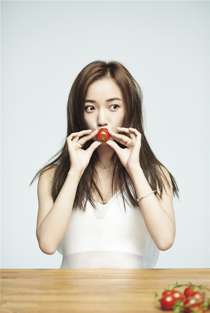 王珞丹治愈系写真登封面 秀大好身材