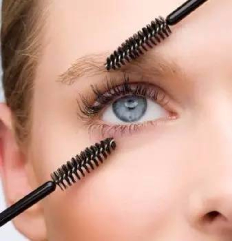 她把唇膏涂在睫毛上，第二天起床惊呆了！