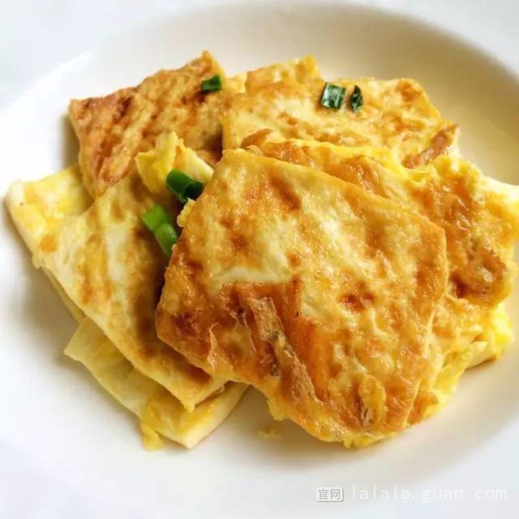 鸡蛋和豆腐一起炒，可以比大鱼大肉还好吃