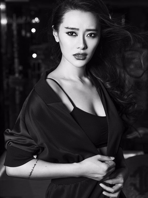 爱戴性感写真大秀美腿 红裙狂野展女王范儿