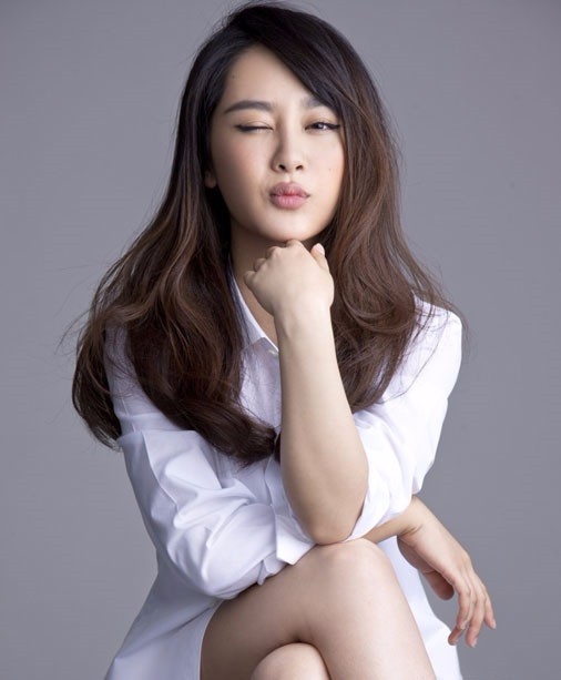 杨紫个性写真 亦清纯亦冷艳