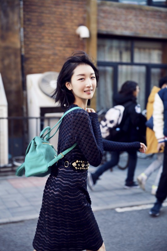 周冬雨异国时尚街拍图片 诠释完美英伦风