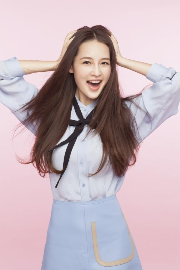 李沁拍摄新大片 双眸灵动特清新