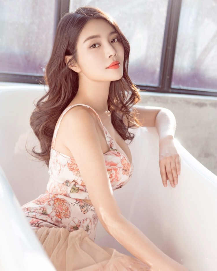 徐冬冬大尺度写真酥胸半露 令人想入非非