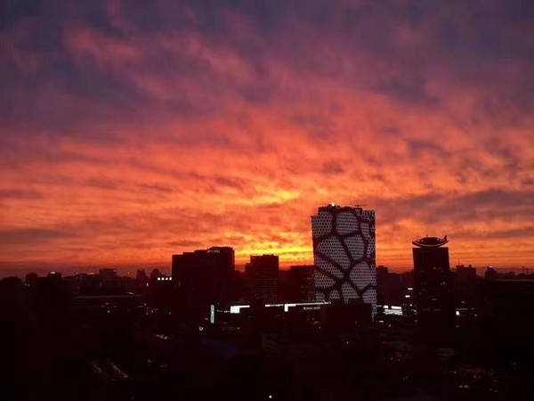 北京出现罕见晚霞，朋友圈被疯狂刷屏！