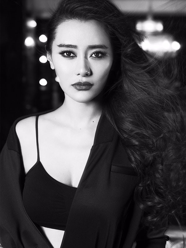 爱戴性感写真大秀美腿 红裙狂野展女王范儿