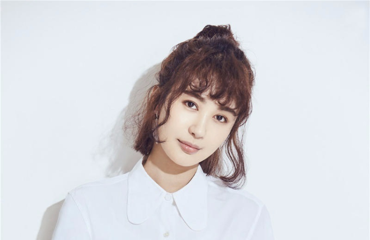 李菲儿卷发时尚写真 尽显可爱俏皮一面