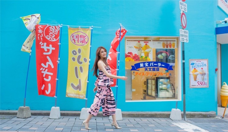 粉色欢脱少女出没！ 陈冰夏日街头写真轻甜可爱