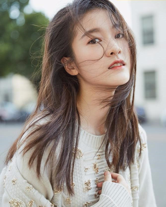 张雪迎青春街拍写真 清新靓靓丽递着纯净的能量