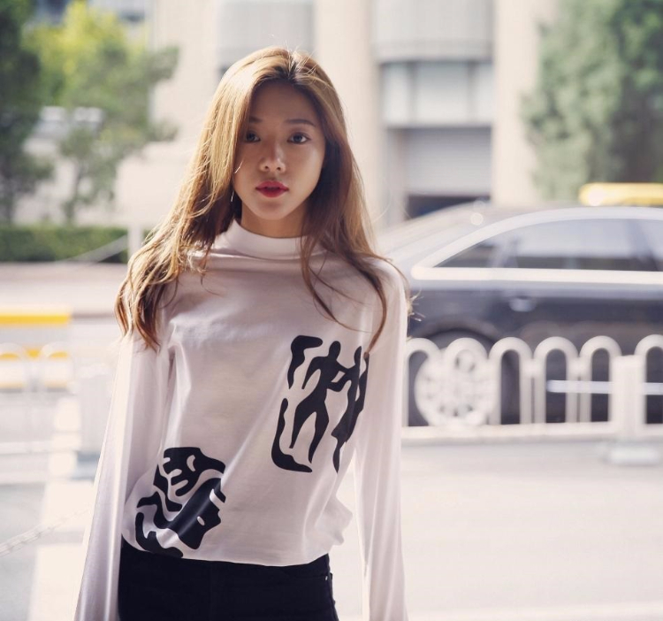 邓家佳优雅迷人的街拍图片 完美演绎多重活力