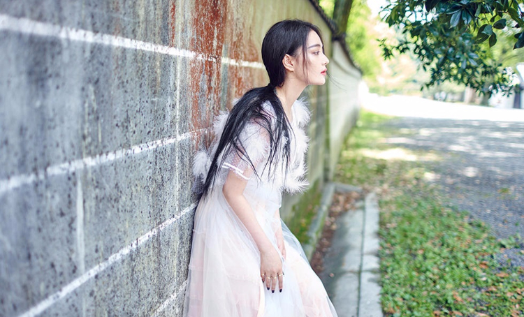 张馨予清新纯美的仙气图片 忧郁眼神惹人怜