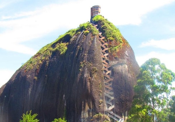 一块万吨巨石，引得游客蜂拥而来