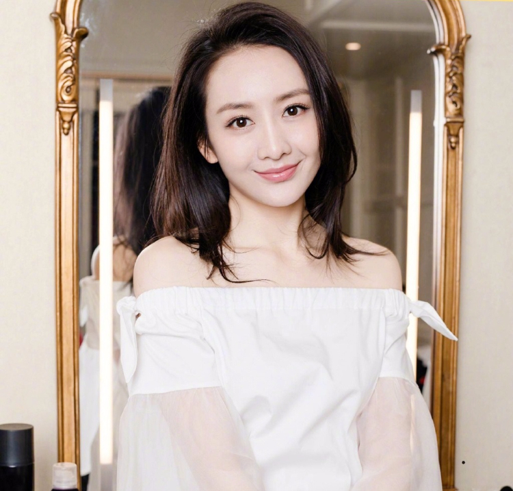 王鸥街拍写真 气质时尚迷人