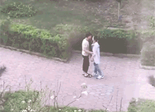 年轻人做事只考虑自个，顺手就把车子放在路中间，这让后边的车怎么通过