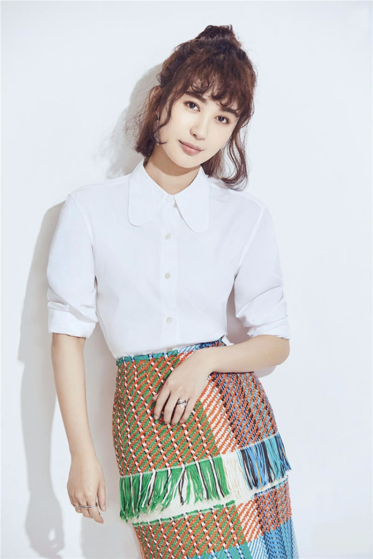 李菲儿卷发时尚写真 尽显可爱俏皮一面