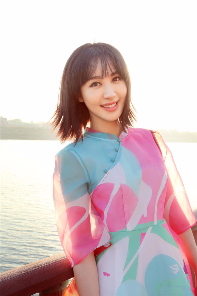 李菲儿拍青春时尚写真 甜美靓丽皮肤白皙