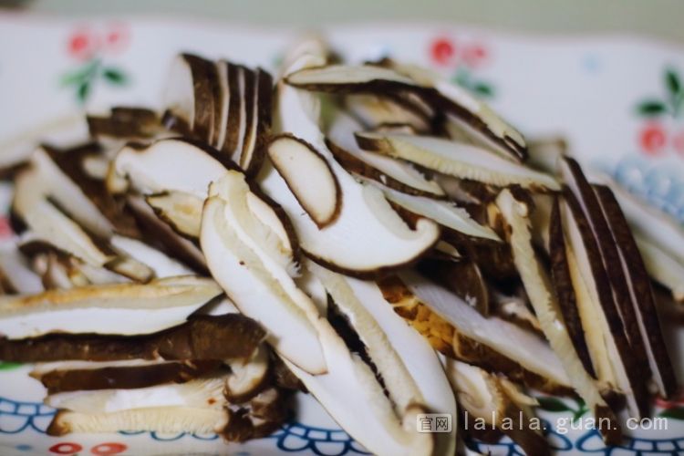 被大家丢弃的肉皮，加两种食材炒一炒，立马变成抢手的下饭菜