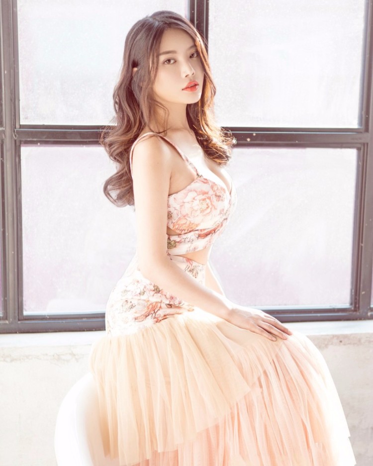 徐冬冬大尺度写真酥胸半露 令人想入非非