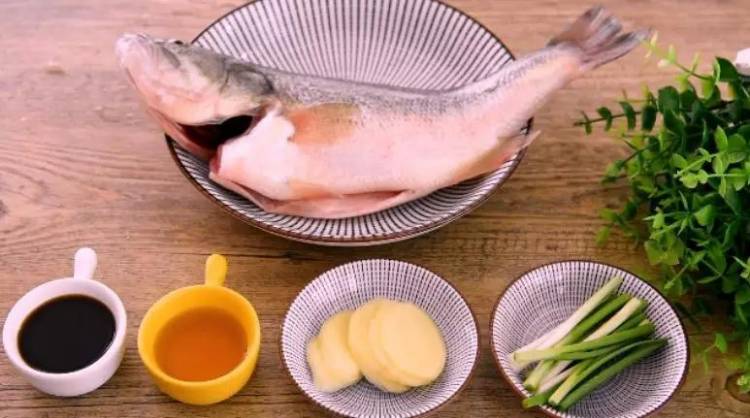 清蒸鲈鱼——蒸鱼好吃又不腥的小秘密都在这里了