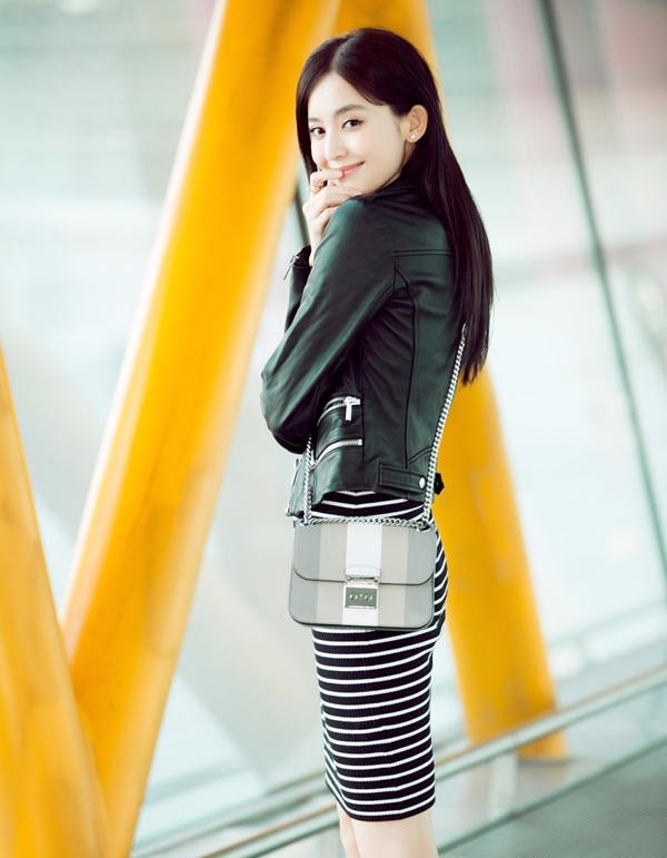 古力娜扎简约造型的机场街拍