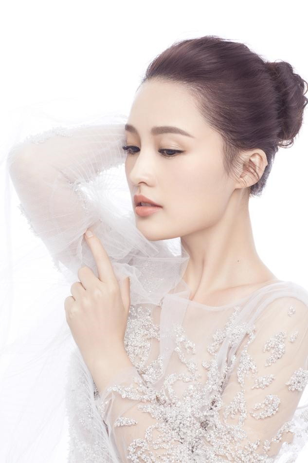 李沁拍摄新大片 双眸灵动特清新