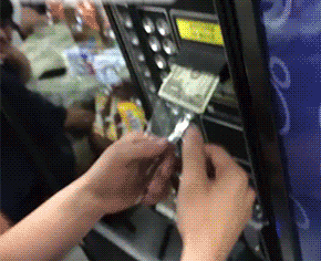 好机智的小朋友，为了糖果也是拼了