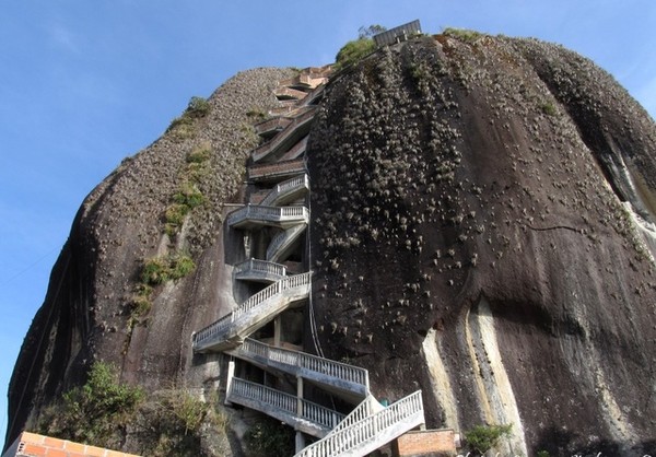 一块万吨巨石，引得游客蜂拥而来