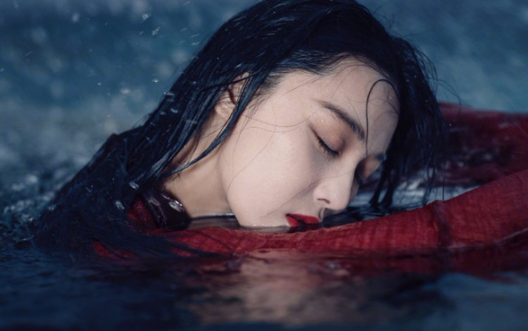 张馨予夏日清凉大片 水中湿身写真