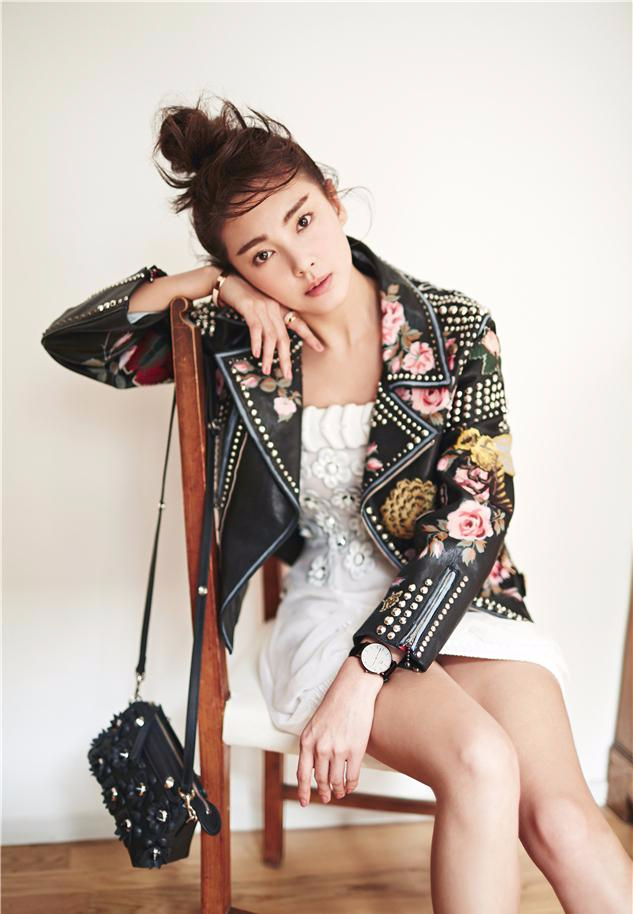 张雨绮登《嘉人》封面　修长双腿尽显性感姿态