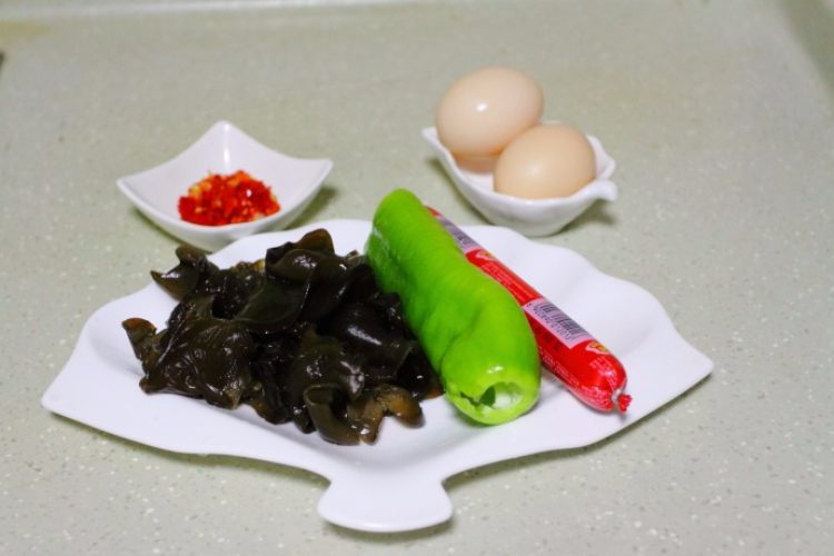 炒黑木耳，加一勺它秒变快手下饭菜，大人和孩子都吃不够