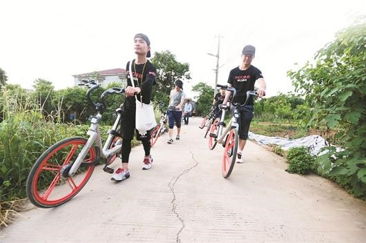 武汉有群“猎人”专找违停单车 无任何报酬仍乐此不疲