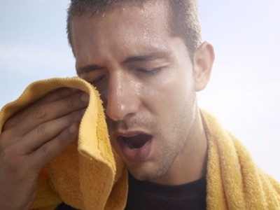 夏季出汗要注意 小心是中风前兆