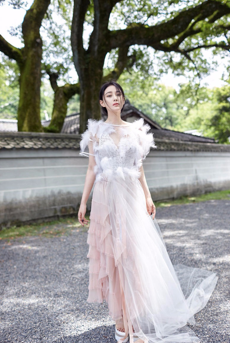 张馨予清新纯美的仙气图片 忧郁眼神惹人怜