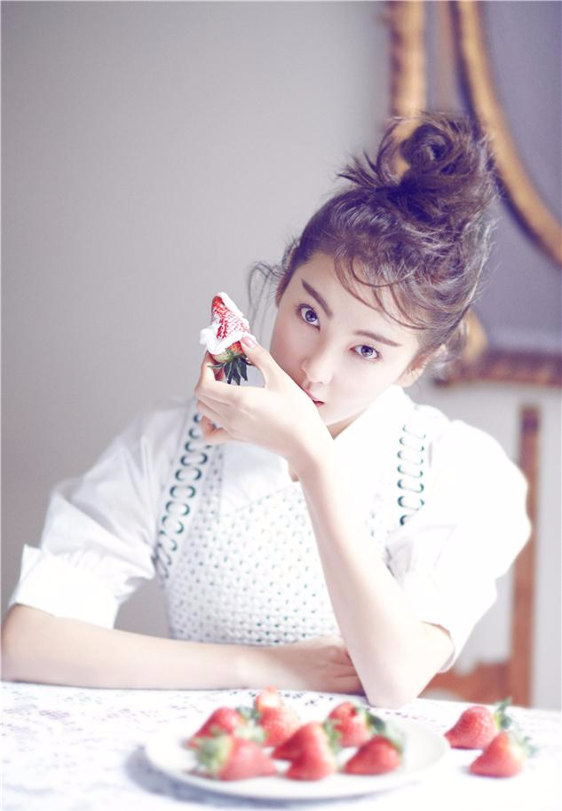 张雨绮登《嘉人》封面　修长双腿尽显性感姿态