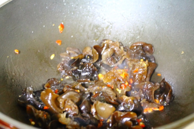 炒黑木耳，加一勺它秒变快手下饭菜，大人和孩子都吃不够