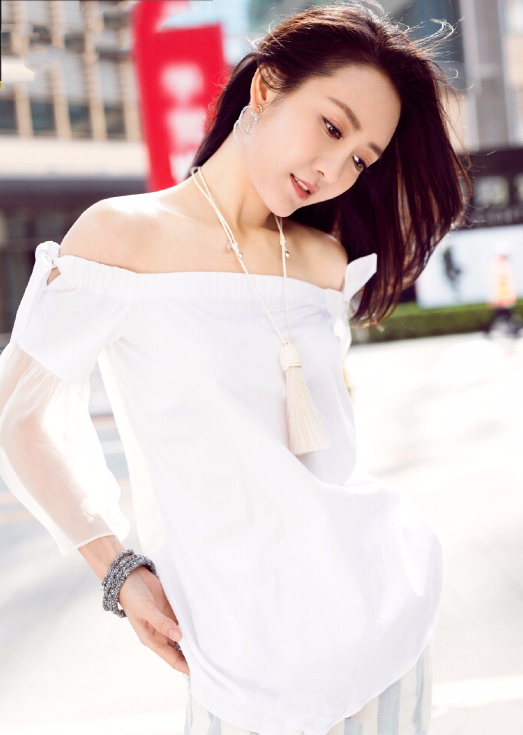 王鸥街拍写真 气质时尚迷人