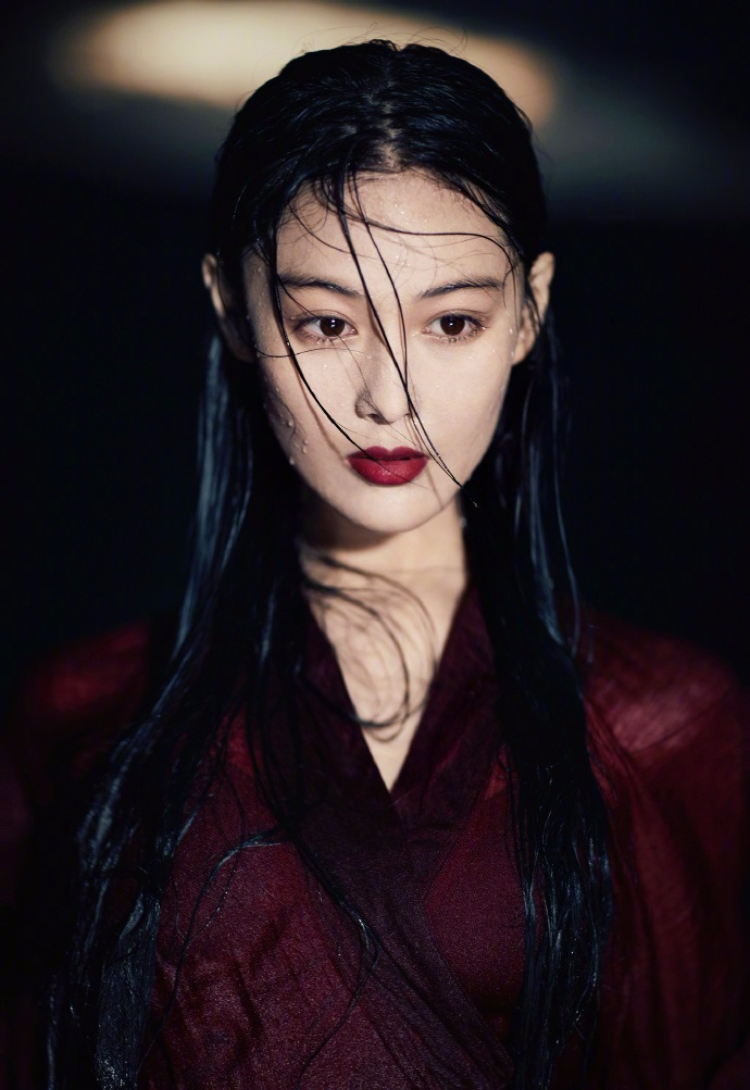 张馨予夏日清凉大片 水中湿身写真