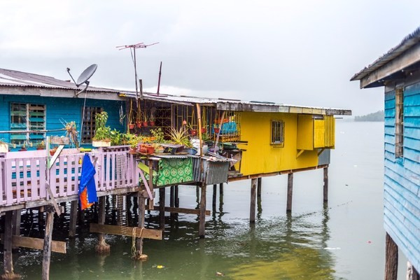 山打根最特色的建筑群，房子建在水上生活简单快乐