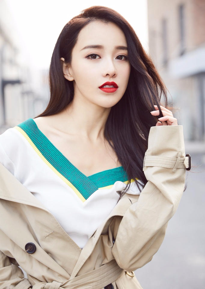 黄一琳时尚街头大片 冷感驾驭极端反差