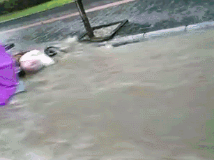 好机智的小朋友，为了糖果也是拼了