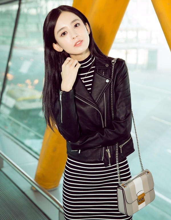 古力娜扎简约造型的机场街拍