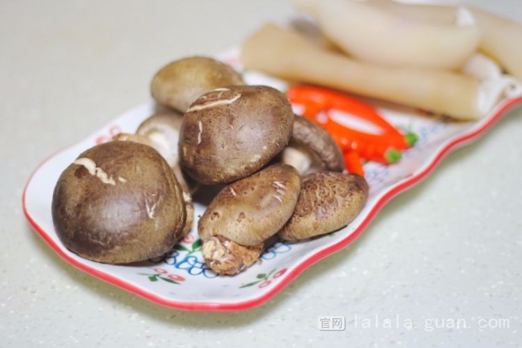 被大家丢弃的肉皮，加两种食材炒一炒，立马变成抢手的下饭菜