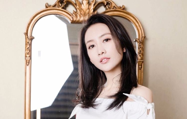 王鸥街拍写真 气质时尚迷人