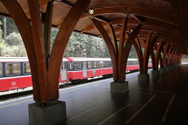 台湾：阿里山之云兴霞蔚与耀眼日出