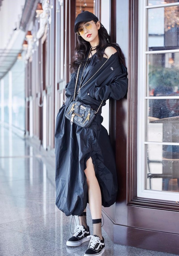 王鸥启程巴黎时装周酷装