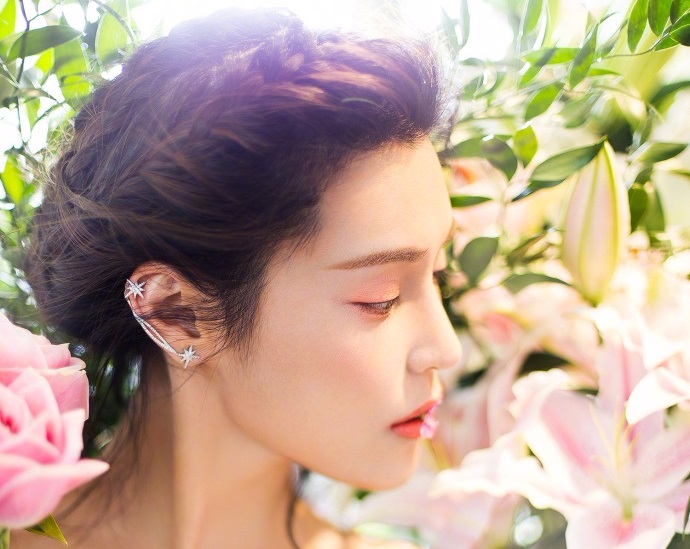 韩丹彤花仙子写真 清新桃花妆配白色蕾丝裙