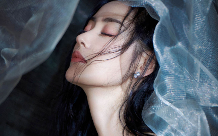 张天爱吊带白裙性感写真