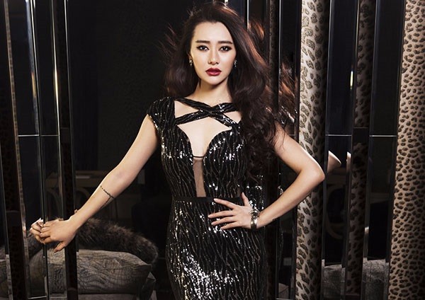 爱戴性感写真大秀美腿 红裙狂野展女王范儿