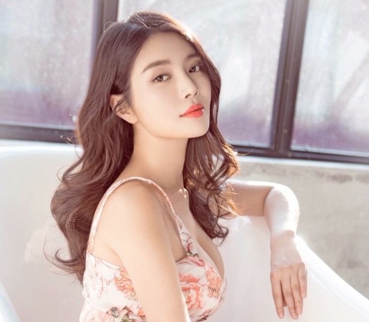 徐冬冬大尺度写真酥胸半露 令人想入非非